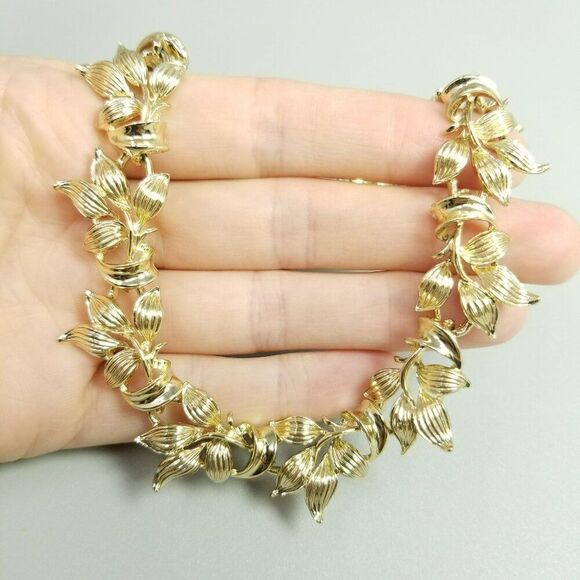 Vintage Leaf Design Gold Tone Panel Collar Necklace, Adjustable Hook Clasp - Picture 2 of 7